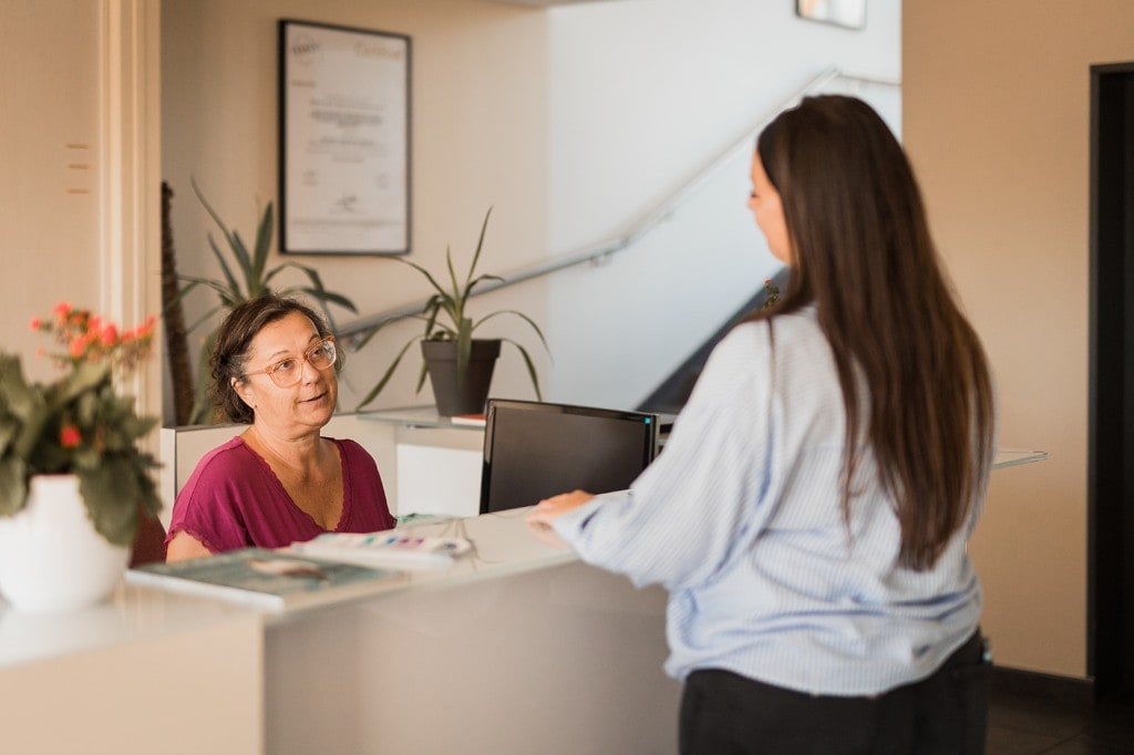 Accueil en agence Mutuale : une conseillère accueille une visiteuse
